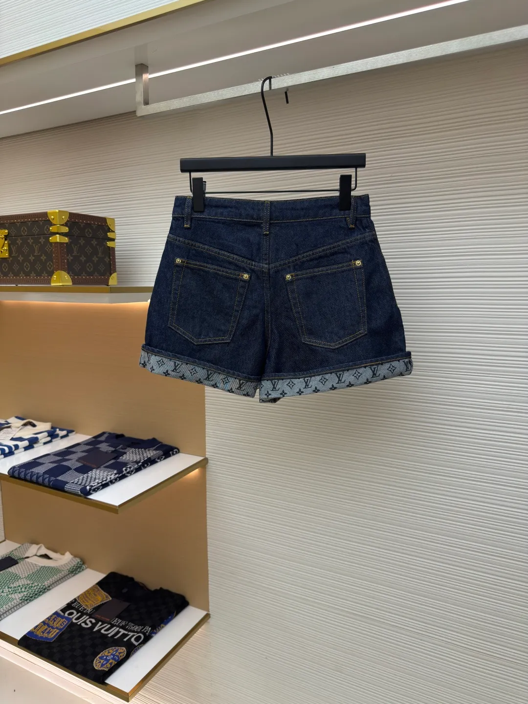 LOUIS VUITTON Dark blue logo cuffed denim shorts [Women's clothing] ●Authentic product: Purchased and developed by 13042 ●Item number: 1680061-A45 ●Material: Denim denim fabric ●Technology: Made on positioning cutting machine ●Version: fitted version ●Weight: about 385 grams ●Size: 34-36-38 ●Description: This mini shorts is cut with seasonal deep-washed denim to create a neat straight fit. Contrasting topstitching outlines the classic structural lines, and the cuffed trousers reveal the Monogram printed lining, upgrading your daily look. The overall wiring is straight and delicate, the fabric is comfortable and soft, and the color is consistent without color difference. It can be matched with the same style to create a fashionable look and control various occasions. Customized accessories, complete with three standards, same style for men and women!